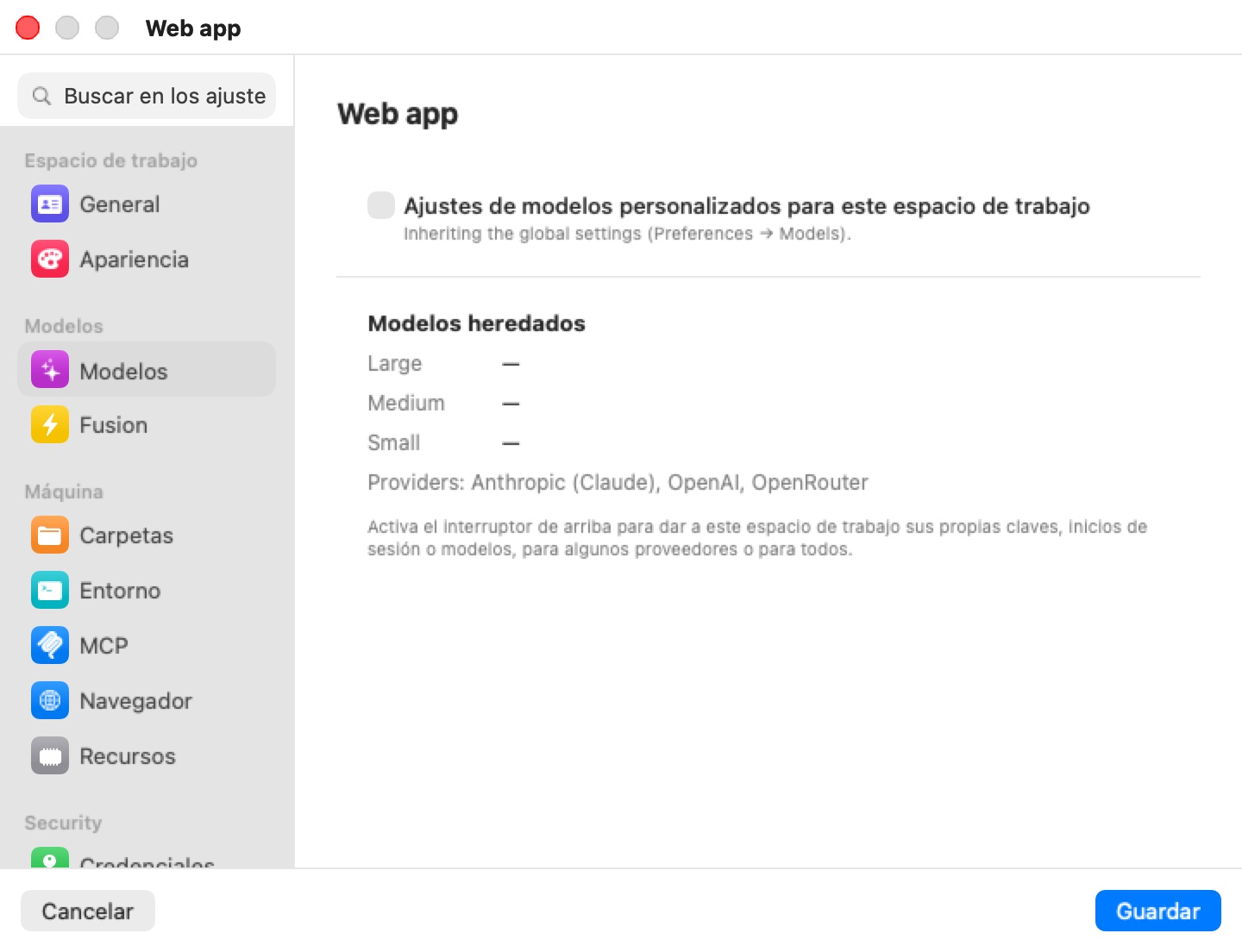 El editor de ajustes de la máquina Web app en el panel Modelos: el interruptor Ajustes de modelos personalizados para este espacio de trabajo está desactivado, con la leyenda Inheriting the global settings (Preferences → Models). Debajo, Modelos heredados enumera Large, Medium y Small como guiones y Proveedores: Anthropic (Claude), OpenAI, OpenRouter, con una indicación para activar el interruptor y dar a este espacio de trabajo sus propias claves, inicios de sesión o modelos.