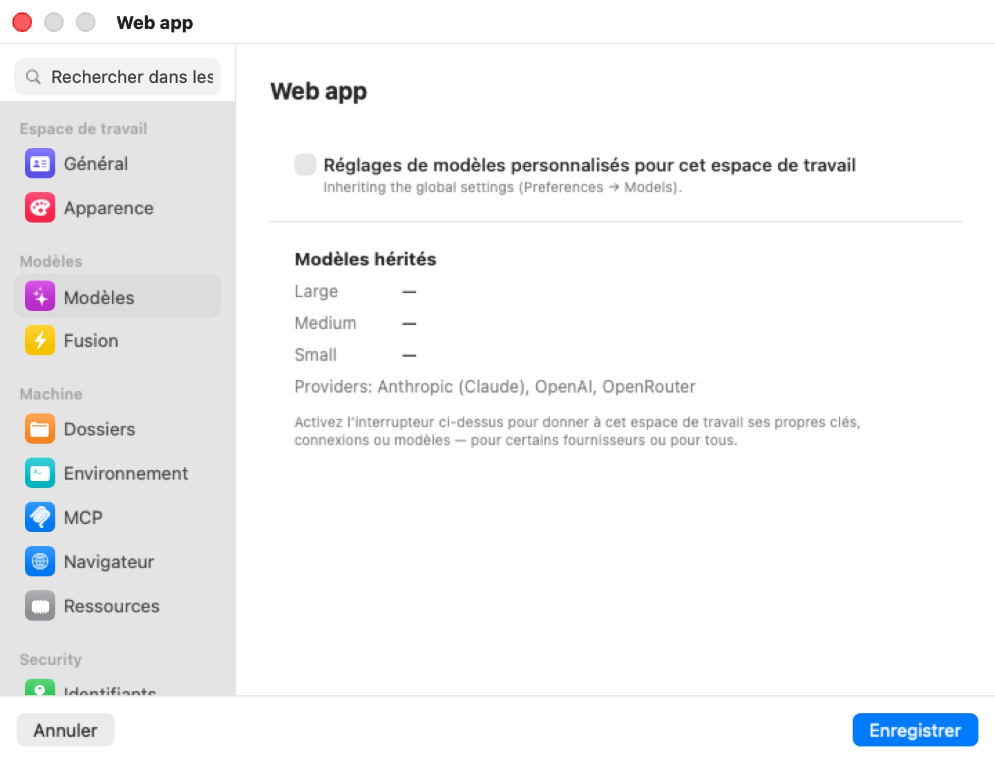 L'éditeur de réglages de la machine Web app sur le panneau Modèles : l'interrupteur Réglages de modèles personnalisés pour cet espace de travail est désactivé, avec la légende Inheriting the global settings (Preferences → Models). En dessous, Modèles hérités liste Large, Medium et Small sous forme de tirets et Fournisseurs : Anthropic (Claude), OpenAI, OpenRouter, avec une indication pour activer l'interrupteur afin de donner à cet espace de travail ses propres clés, connexions ou modèles.