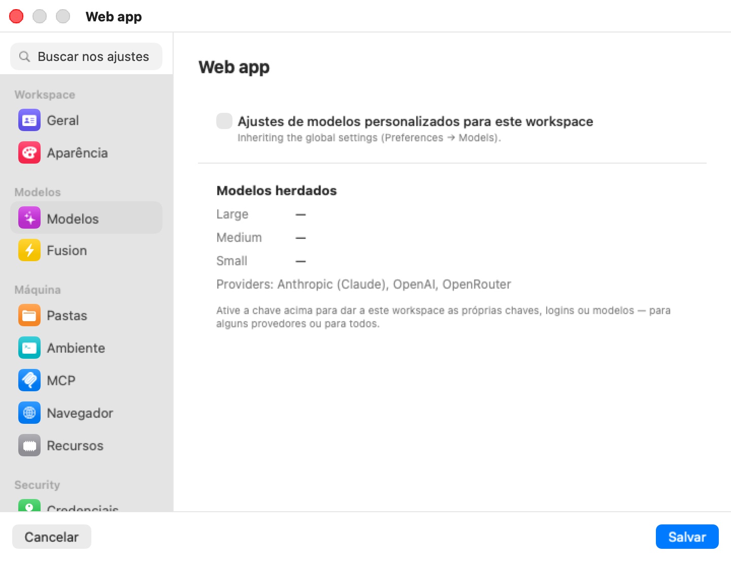 O painel Modelos da máquina Web app, com Definições de modelos personalizadas para este espaço de trabalho desligado, legendado A herdar as definições globais (Preferências → Modelos), acima de um resumo Modelos herdados a listar Grande, Médio e Pequeno sem modelo definido e Fornecedores: Anthropic (Claude), OpenAI, OpenRouter