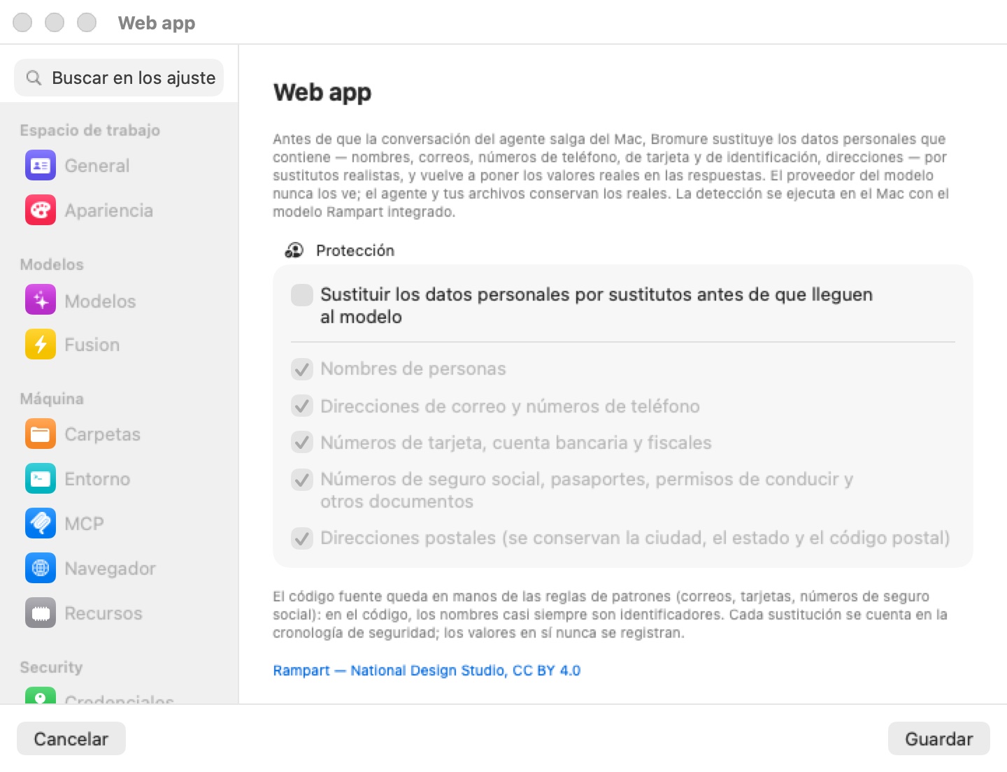 El panel Protección de datos personales del editor del espacio de trabajo Web app: el texto explicativo, un grupo Protección con el interruptor principal sin marcar «Sustituir los datos personales por sustitutos antes de que lleguen al modelo» sobre cinco categorías atenuadas y marcadas, la nota al pie sobre el código fuente y la Cronología de seguridad, y el enlace «Rampart — National Design Studio, CC BY 4.0»