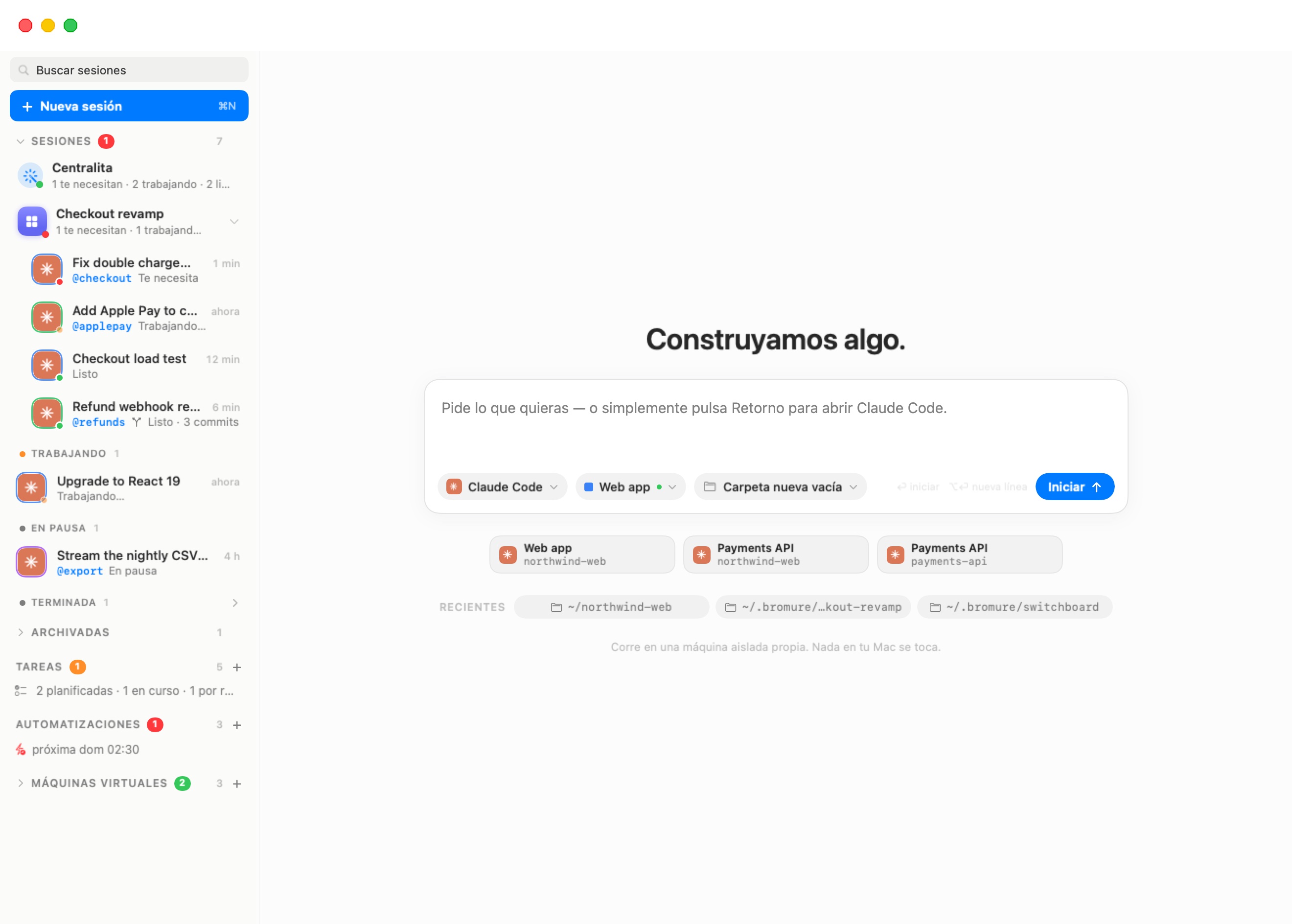 La pantalla de nueva sesión. Bajo el título ¿En qué puedo ayudarte?, un compositor dice Pide lo que quieras — o simplemente pulsa Retorno para abrir Claude Code. A lo largo de su borde inferior hay tres etiquetas — Claude Code, Payments API con un punto verde de ejecución, Carpeta nueva vacía — la pista ⏎ iniciar ⌥⏎ nueva línea y un botón azul Iniciar. Debajo: tres tarjetas de inicio reciente (Web app northwind-web, Payments API northwind-web, Payments API payments-api), una fila RECIENTES con las carpetas ~/payments-api y ~/northwind-web, y la nota Corre en una máquina aislada propia. Nada en tu Mac se toca.