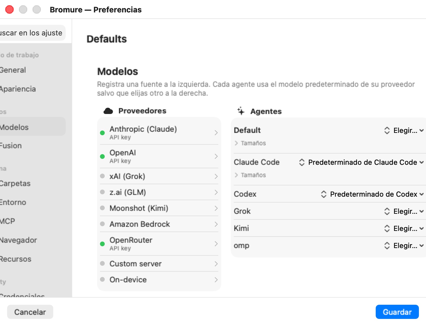 Ventana Bromure — Preferencias, Valores predeterminados, panel Modelos. Título Modelos con la leyenda Registra una fuente a la izquierda. Cada agente usa el modelo predeterminado de su proveedor salvo que elijas otro a la derecha. La columna Proveedores enumera Anthropic (Claude) con clave de API, OpenAI con clave de API, xAI (Grok), z.ai (GLM), Moonshot (Kimi), Amazon Bedrock, OpenRouter con clave de API, Servidor personalizado y En el dispositivo, con puntos verdes en los tres proveedores configurados. La columna Agentes enumera Default con una pastilla Elegir… y una sección Tamaños, Claude Code mostrando Claude Code default con Tamaños, Codex mostrando Codex default, y Grok, Kimi y omp mostrando Elegir…