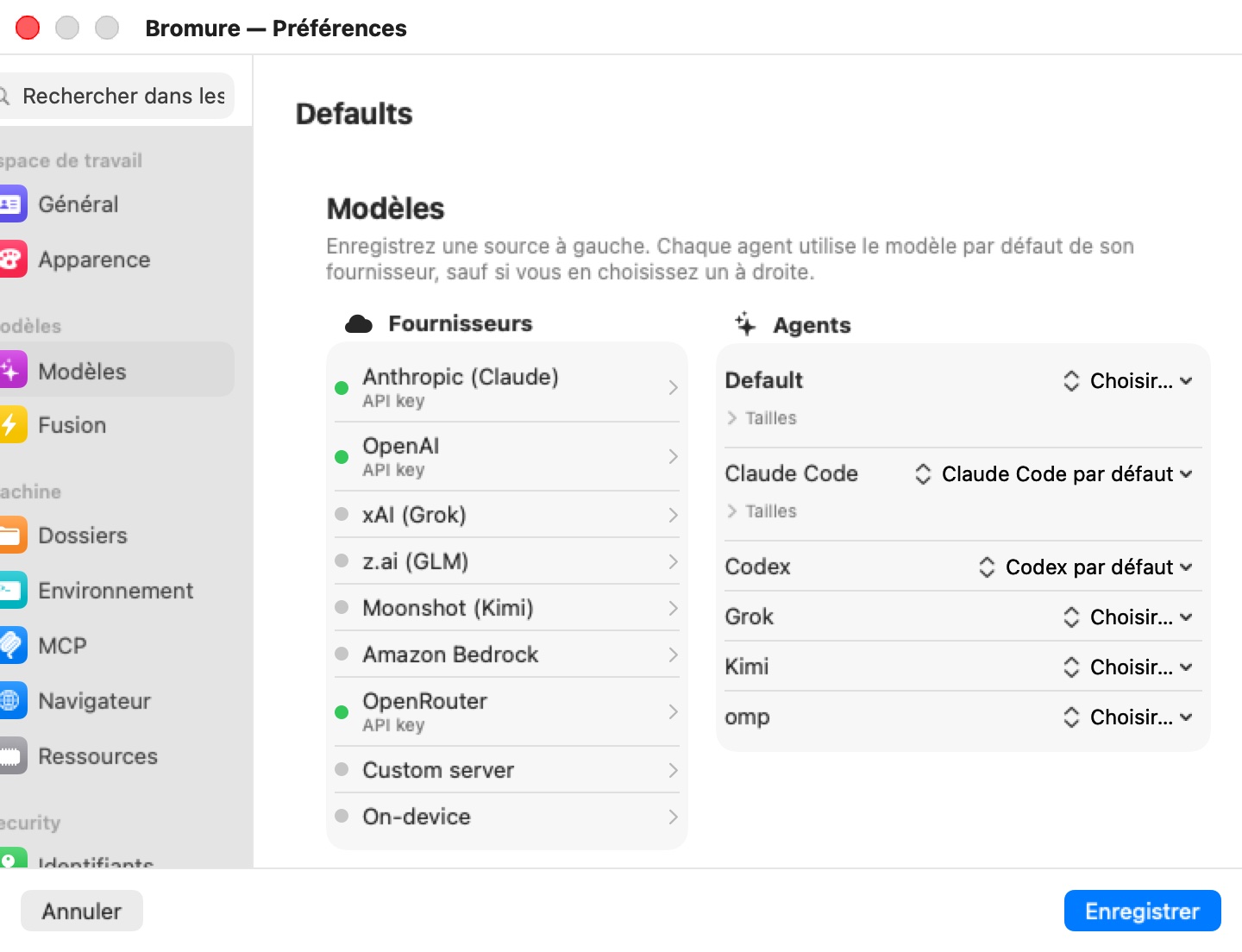 Fenêtre Bromure — Préférences, Défauts, panneau Modèles. Titre Modèles avec la légende Enregistrez une source à gauche. Chaque agent utilise le modèle par défaut de son fournisseur, sauf si vous en choisissez un à droite. La colonne Fournisseurs liste Anthropic (Claude) avec clé d'API, OpenAI avec clé d'API, xAI (Grok), z.ai (GLM), Moonshot (Kimi), Amazon Bedrock, OpenRouter avec clé d'API, Serveur personnalisé et Sur l'appareil, avec des points verts sur les trois fournisseurs configurés. La colonne Agents liste Default avec une puce Choisir… et une section Tailles, Claude Code affichant Claude Code default avec Tailles, Codex affichant Codex default, et Grok, Kimi et omp affichant Choisir…