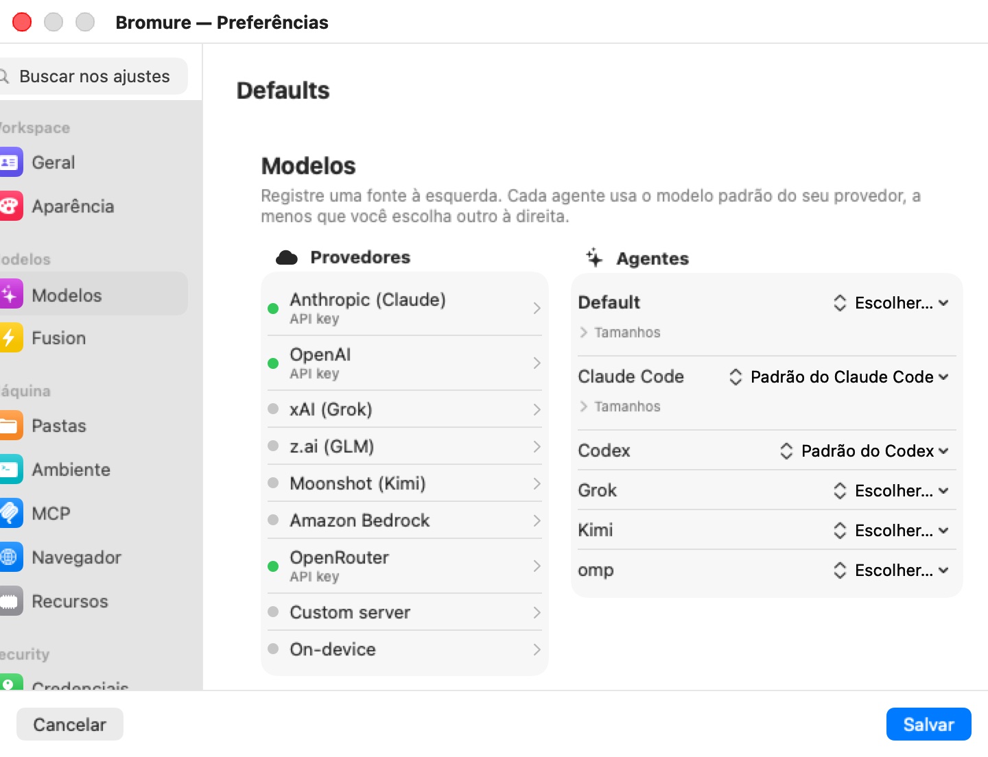 Preferências › Modelos no modelo Predefinições: a coluna Fornecedores com Anthropic (Claude), OpenAI e OpenRouter configurados com chaves de API, e xAI (Grok), z.ai (GLM), Moonshot (Kimi), Amazon Bedrock, Servidor personalizado e No dispositivo não configurados; a coluna Agentes com Predefinido e Claude Code (cada um com uma divulgação Tamanhos), Codex, Grok, Kimi e omp