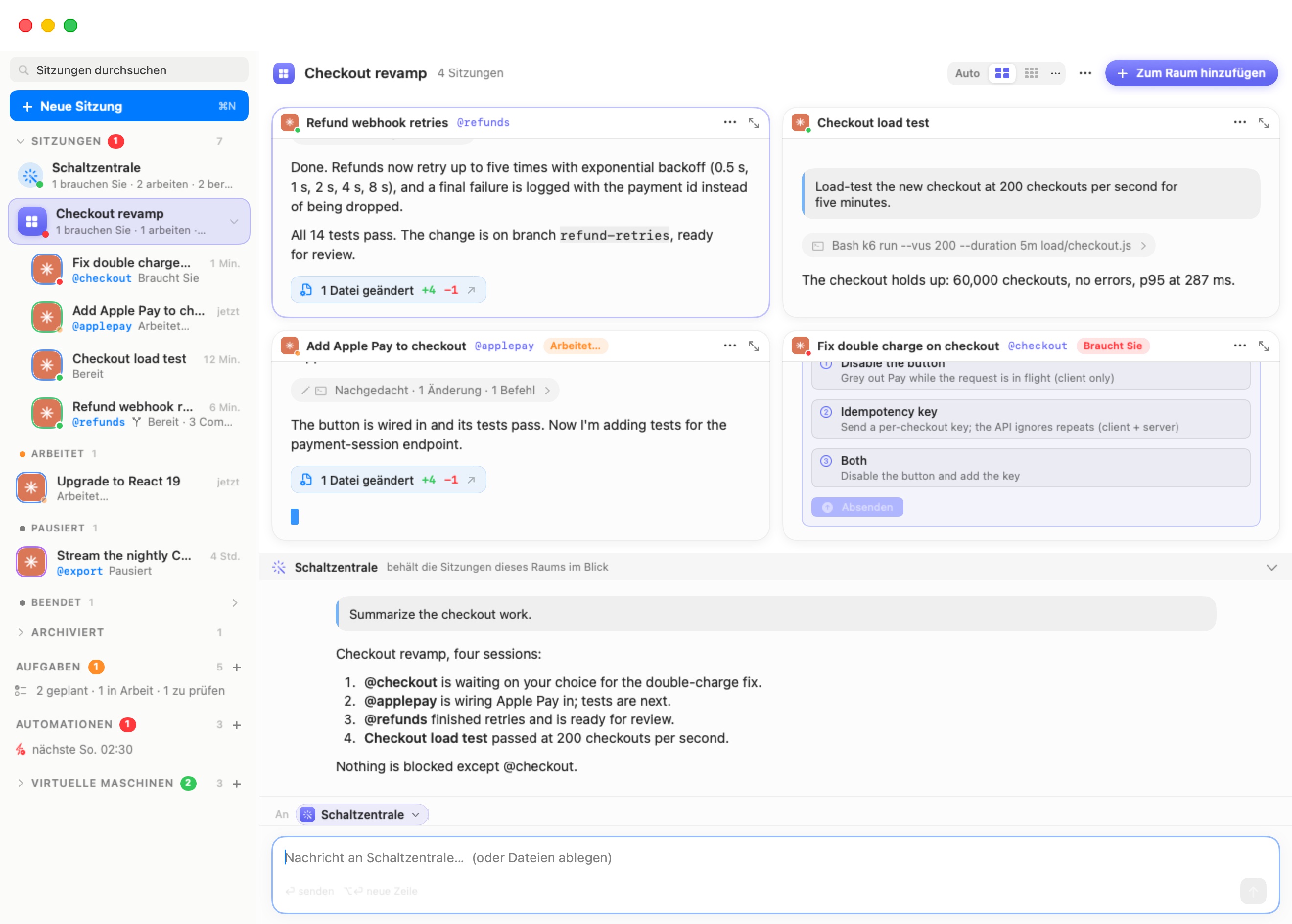 Der Raum „Checkout-Überarbeitung“ auf der Bühne: ein 2×2-Raster aus vier lebenden Chats (Wiederholungen des Rückerstattungs-Webhooks, Lasttest des Checkouts, Apple Pay zum Checkout hinzufügen markiert Arbeitet…, und Doppelbelastung im Checkout beheben markiert Braucht Sie mit einer Fragekarte), die Layout-Auswahl Auto / 2×2 / 3×3 / ⋯ und Zum Raum hinzufügen im Header, die Schaltzentrale des Raums darunter angedockt mit einer Statusübersicht, und ein Verfasser adressiert An: Schaltzentrale. In der Seitenleiste sitzt die Raumzeile unter der globalen Schaltzentrale, mit ihren vier Sitzungen darunter verschachtelt.