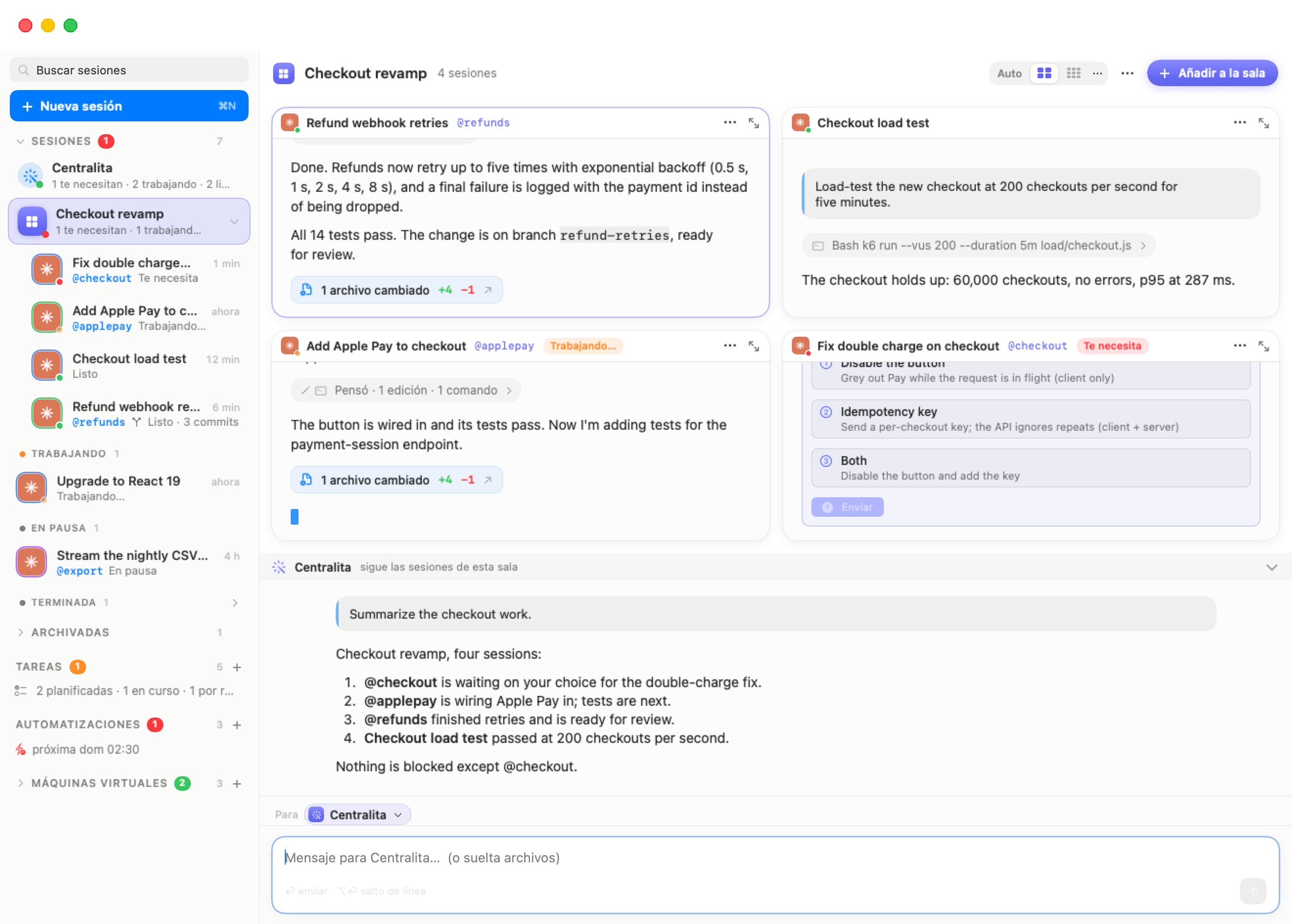 La sala «Renovación del pago» en el escenario: una cuadrícula 2×2 con cuatro chats vivos (Reintentos del webhook de reembolso, Prueba de carga del pago, Añadir Apple Pay al pago marcada Trabajando…, y Arreglar el cargo doble en el pago marcada Te necesita con una tarjeta de pregunta), el selector de disposición Auto / 2×2 / 3×3 / ⋯ y Añadir a la sala en el encabezado, la Centralita de la sala acoplada debajo con un resumen de estado, y un compositor dirigido Para: Centralita. En la barra lateral, la fila de la sala queda bajo la Centralita global con sus cuatro sesiones anidadas debajo.