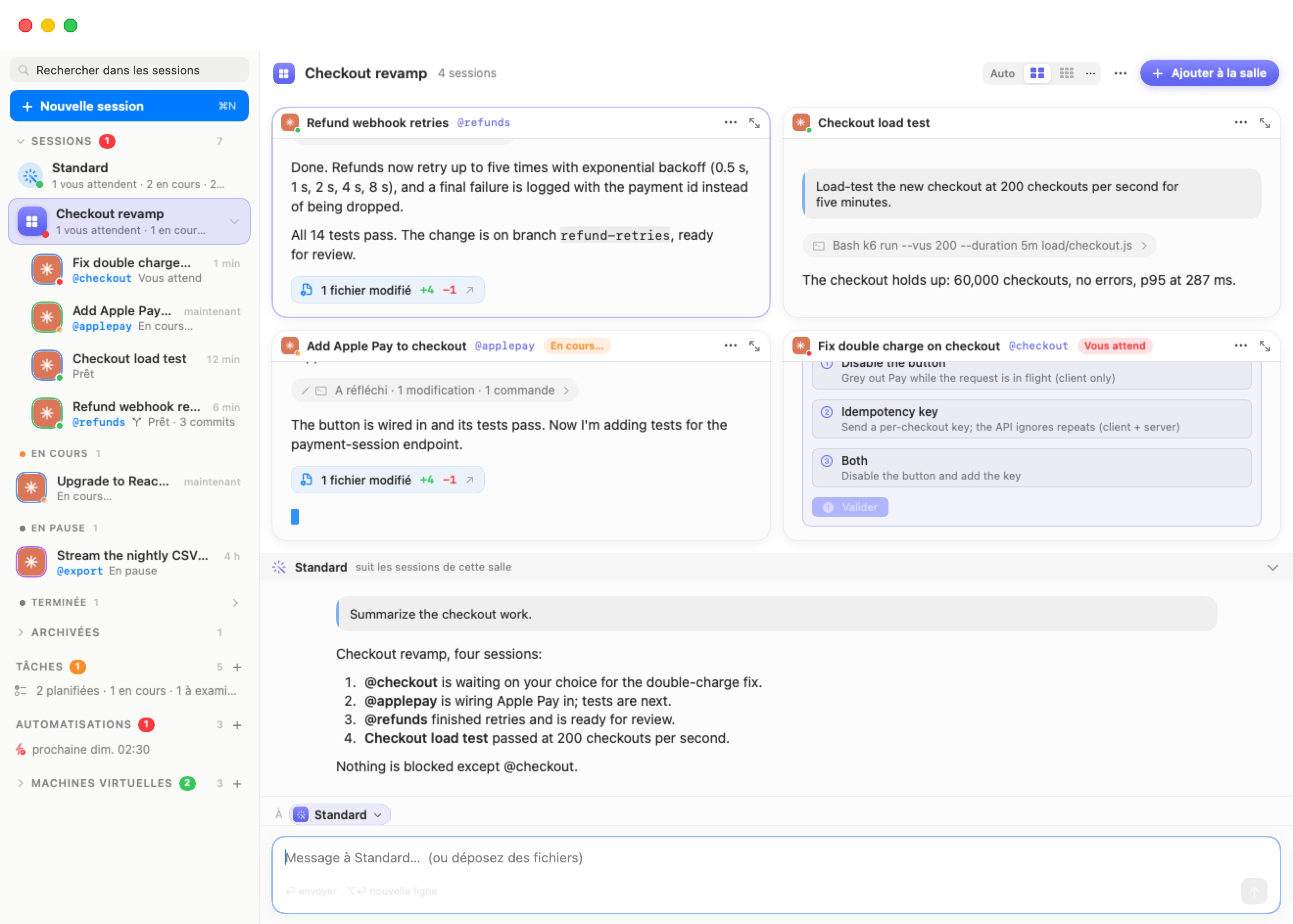La salle « Refonte du paiement » sur la scène : une grille 2×2 de quatre chats vivants (Réessais du webhook de remboursement, Test de charge du paiement, Ajouter Apple Pay au paiement marquée En cours…, et Corriger le double débit au paiement marquée Vous attend avec une carte de question), le sélecteur de disposition Auto / 2×2 / 3×3 / ⋯ et Ajouter à la salle dans l'en-tête, le Standard de la salle ancré en dessous avec un résumé d'état, et un compositeur adressé À : Standard. Dans la barre latérale, la ligne de la salle se tient sous le Standard global avec ses quatre sessions imbriquées dessous.
