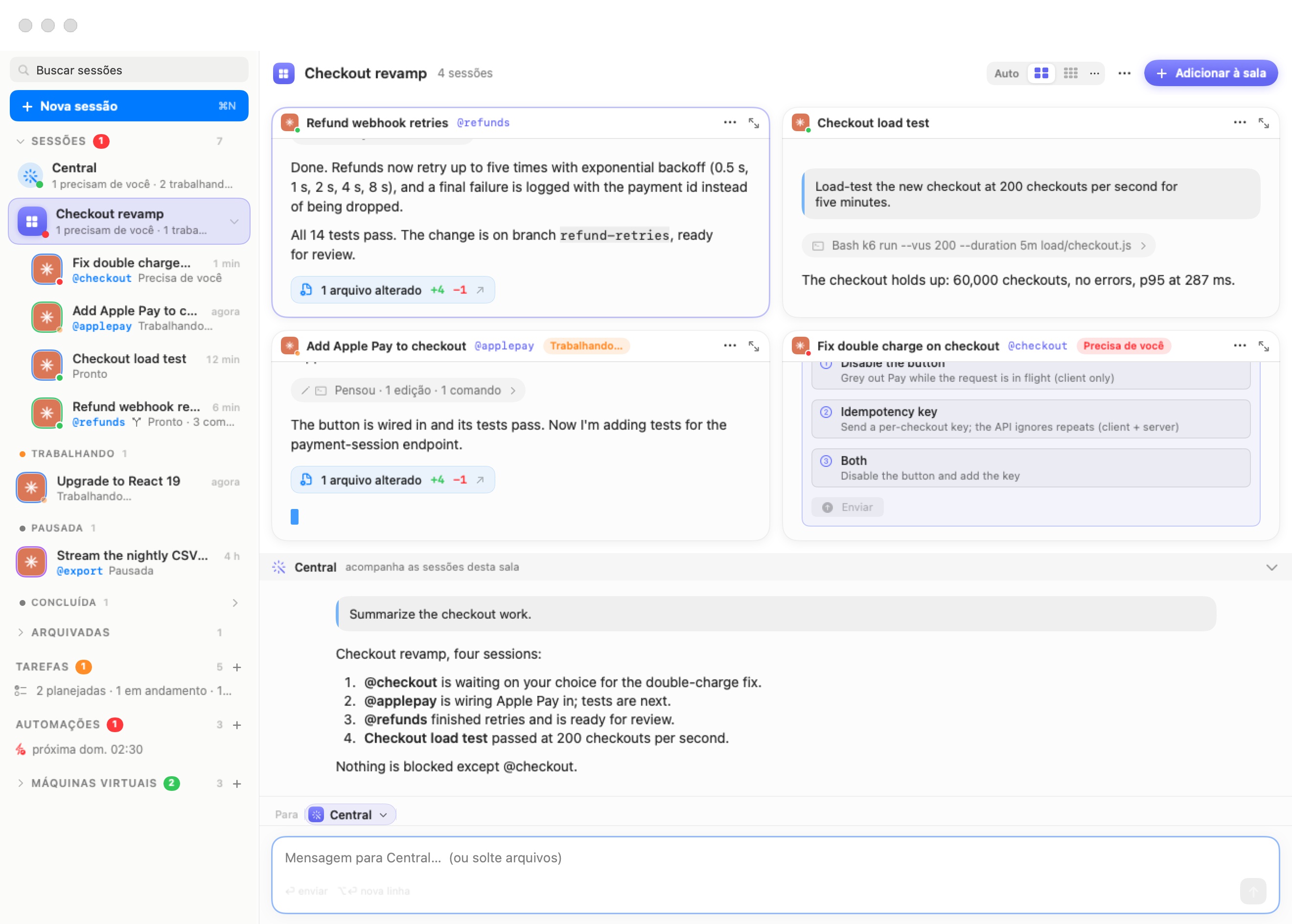 A sala «Renovação do checkout» no palco: uma grelha 2×2 com quatro chats vivos (Novas tentativas do webhook de reembolso, Teste de carga do checkout, Adicionar Apple Pay ao checkout marcada A trabalhar…, e Corrigir cobrança dupla no checkout marcada Precisa de si com um cartão de pergunta), o seletor de disposição Auto / 2×2 / 3×3 / ⋯ e Adicionar à sala no cabeçalho, a Central da sala ancorada por baixo com um resumo de estado, e um compositor endereçado Para: Central. Na barra lateral, a linha da sala fica sob a Central global com as suas quatro sessões aninhadas por baixo.