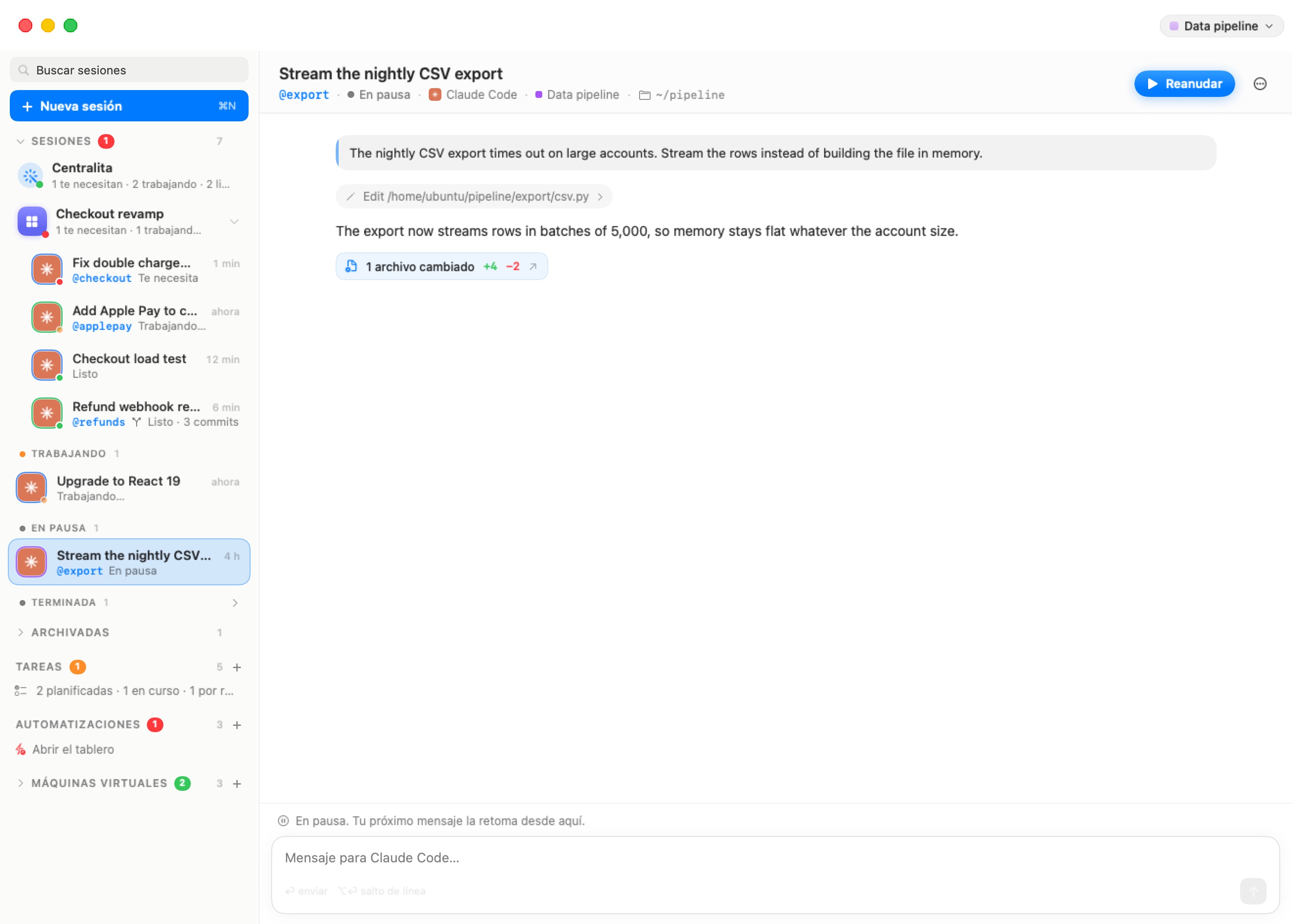 La sesión en pausa Transmitir la exportación CSV nocturna en la máquina Data pipeline. El encabezado muestra @export · En pausa y un botón azul Reanudar. El chat muestra la petición, un cambio, la respuesta del agente y 1 archivo cambiado +4 −2. Sobre el compositor: En pausa. Tu siguiente mensaje lo retoma desde aquí.