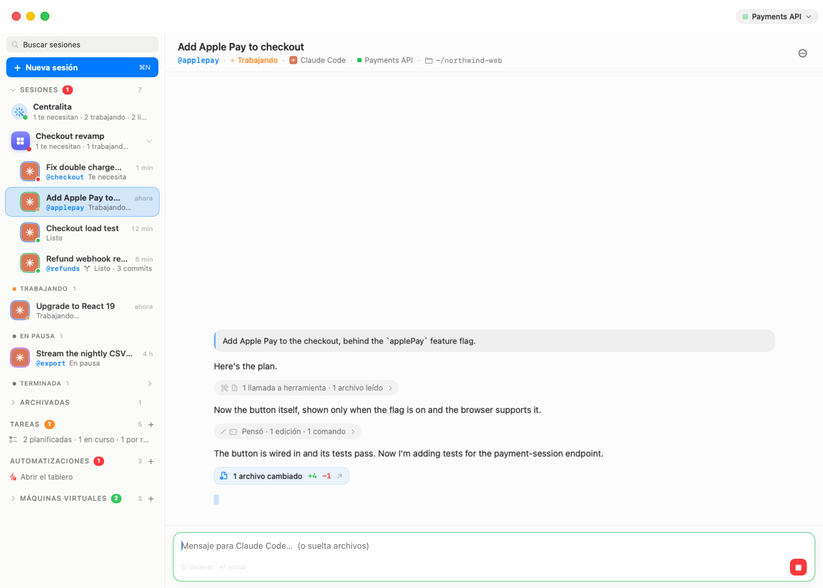 El chat de la sesión en marcha Añadir Apple Pay al pago. Tu petición está en un globo gris arriba; las respuestas del agente siguen, separadas por dos líneas de actividad plegadas que dicen 1 llamada de herramienta · 1 archivo leído y Pensó · 1 cambio · 1 comando, luego un botón 1 archivo cambiado +4 −1 y un cursor parpadeante mientras el agente sigue escribiendo. El compositor de abajo dice Mensaje para Claude Code… (o suelta archivos), con la pista ⎋ detener ⏎ enviar y un botón rojo Detener.