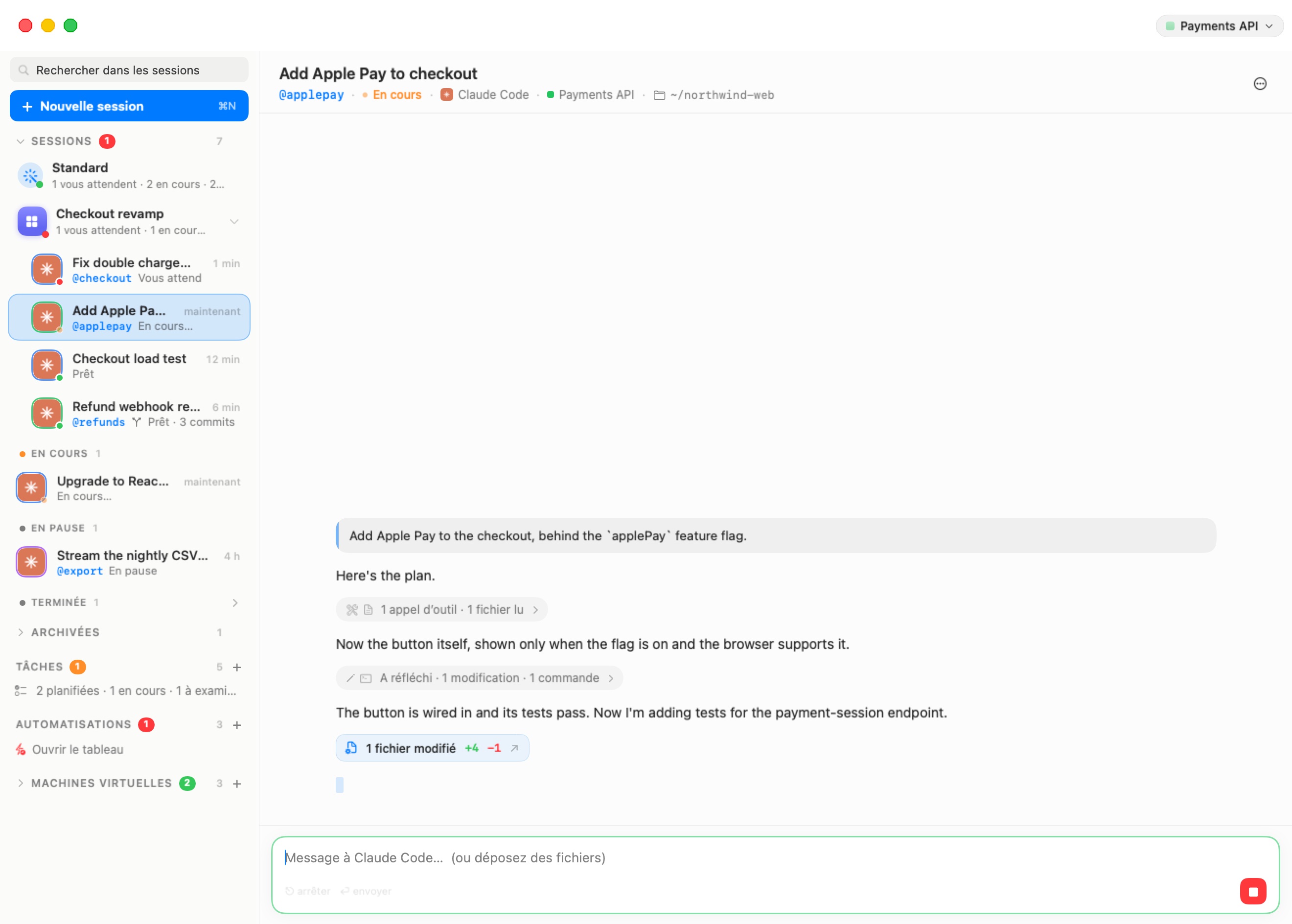 Le chat de la session en cours Ajouter Apple Pay au paiement. Votre demande est dans une bulle grise en haut ; les réponses de l'agent suivent, séparées par deux lignes d'activité repliées indiquant 1 appel d'outil · 1 fichier lu et Réflexion · 1 modification · 1 commande, puis un bouton 1 fichier modifié +4 −1 et un curseur clignotant pendant que l'agent continue d'écrire. Le compositeur en bas indique Message à Claude Code… (ou déposez des fichiers), avec l'indice ⎋ arrêter ⏎ envoyer et un bouton rouge Arrêter.