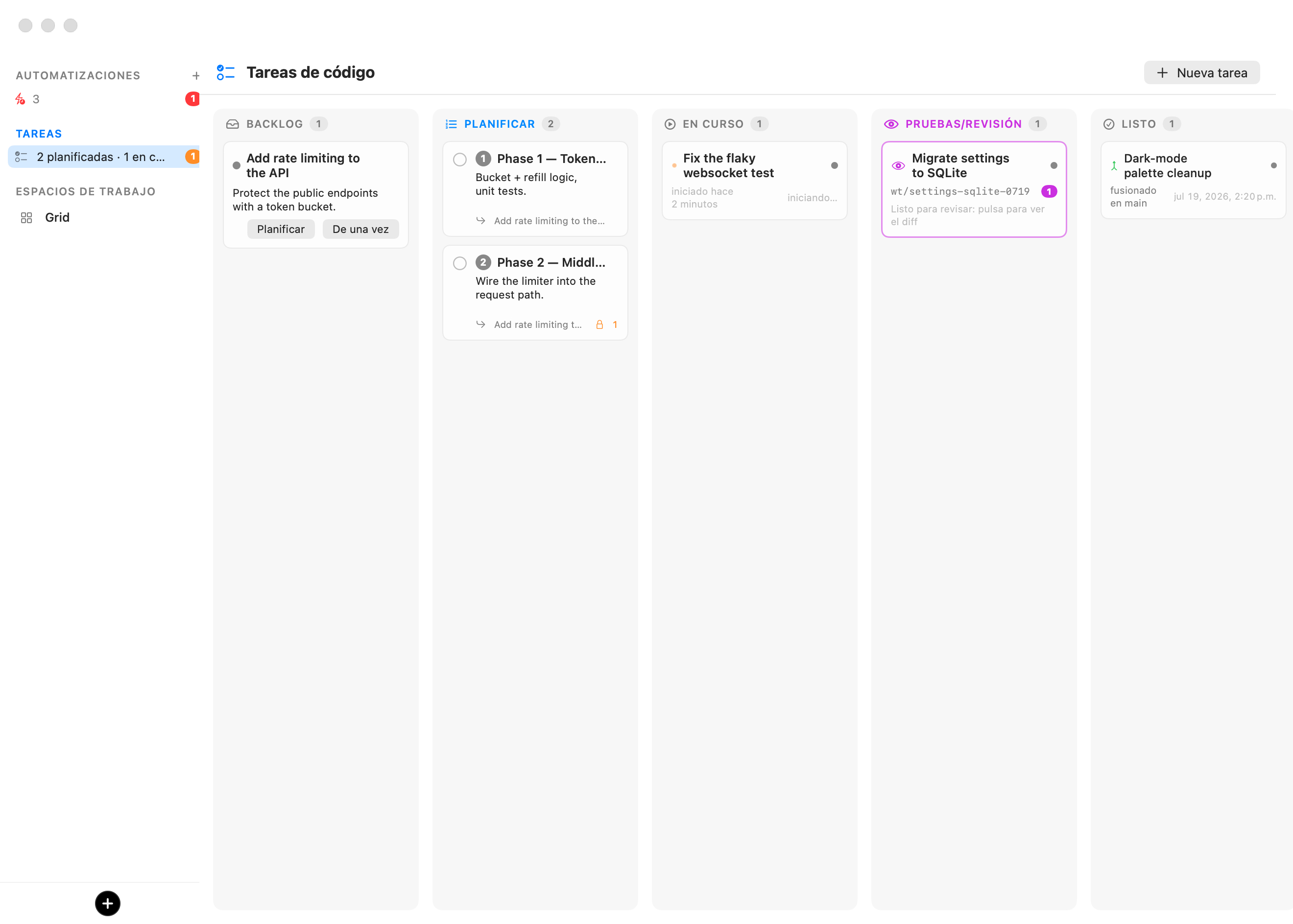 El tablero de Tareas de código: Backlog con un brief que ofrece Planificar y De un tiro, Plan con dos tarjetas de fase numeradas (la segunda bloqueada tras una dependencia), En curso con una tarea en ejecución, Prueba/Revisión con una tarjeta que muestra su rama y un recuento de comentarios, y Completado con una tarjeta fusionada.