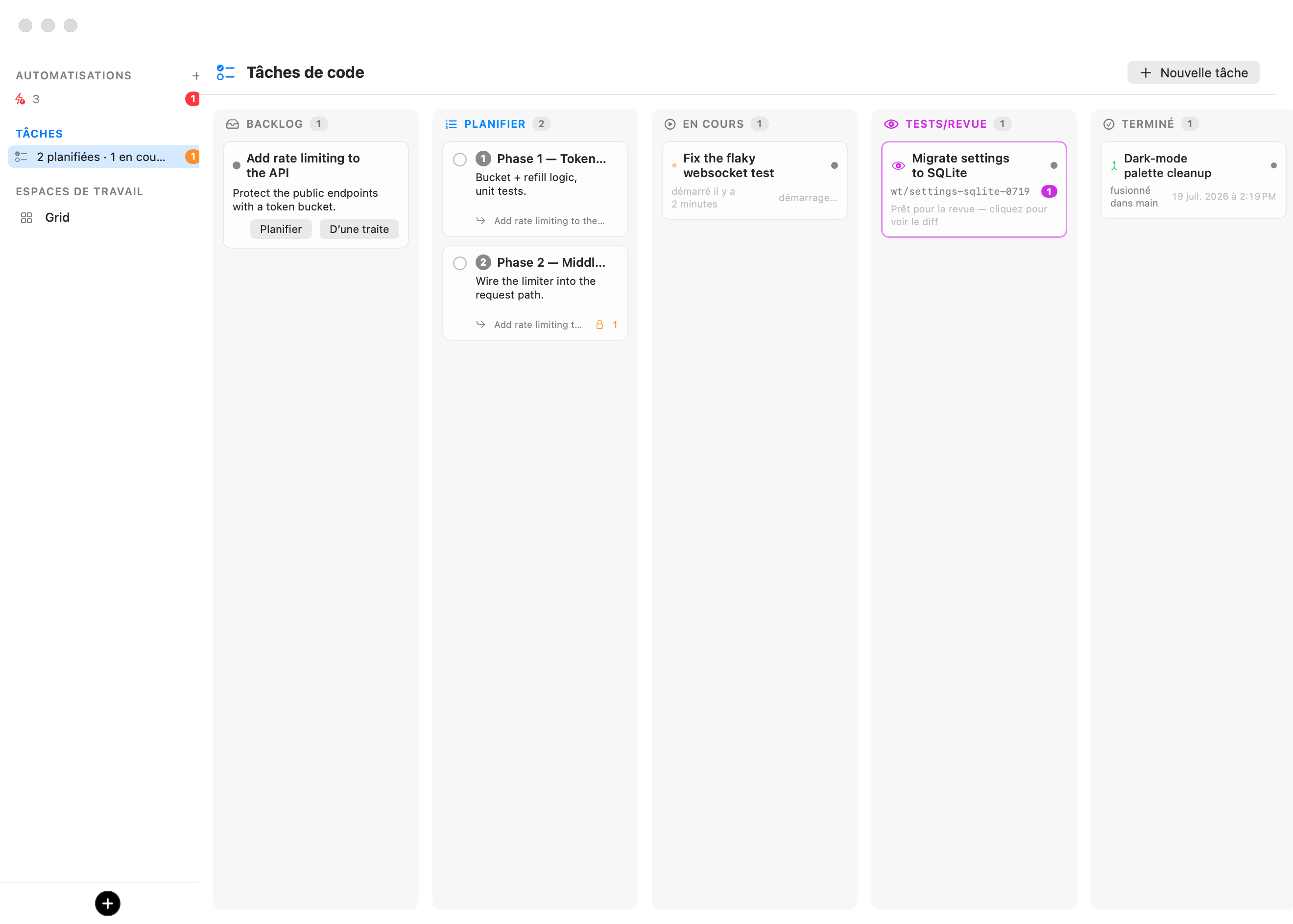 Le tableau Tâches de code : Backlog avec une consigne proposant Planifier et Un coup, Plan avec deux cartes de phase numérotées (la seconde verrouillée derrière une dépendance), En cours avec une tâche en cours d'exécution, Test/Revue avec une carte affichant sa branche et un nombre de commentaires, et Terminé avec une carte fusionnée.